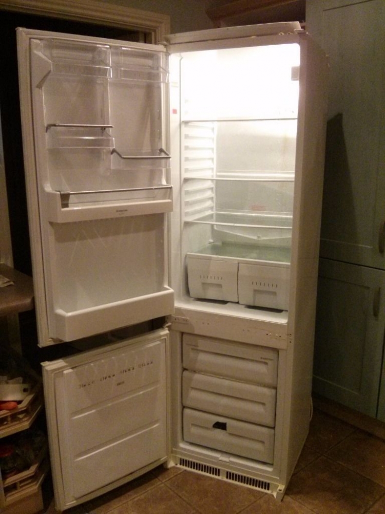 Sửa tủ lạnh Ariston giá rẻ